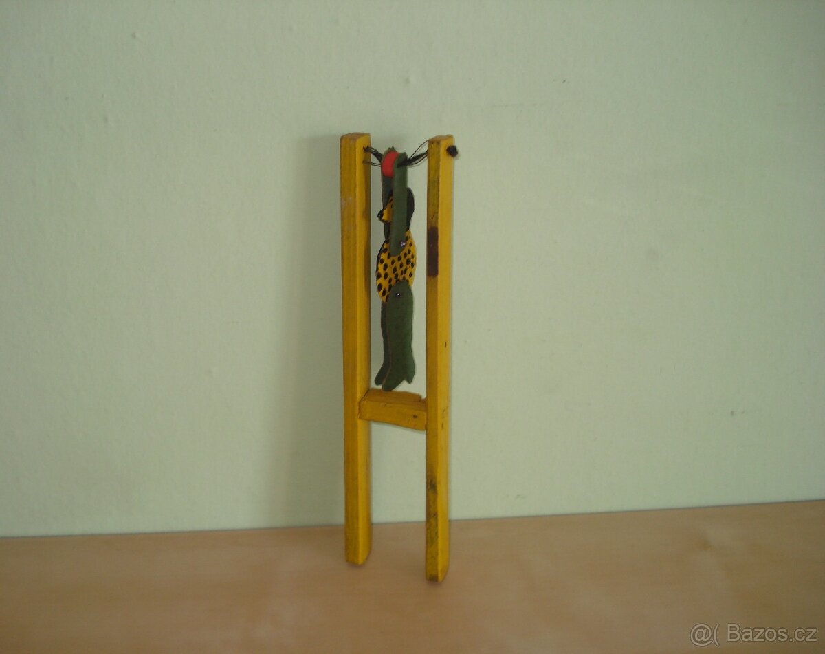 Stará hračka - akrobat na hrazdě.