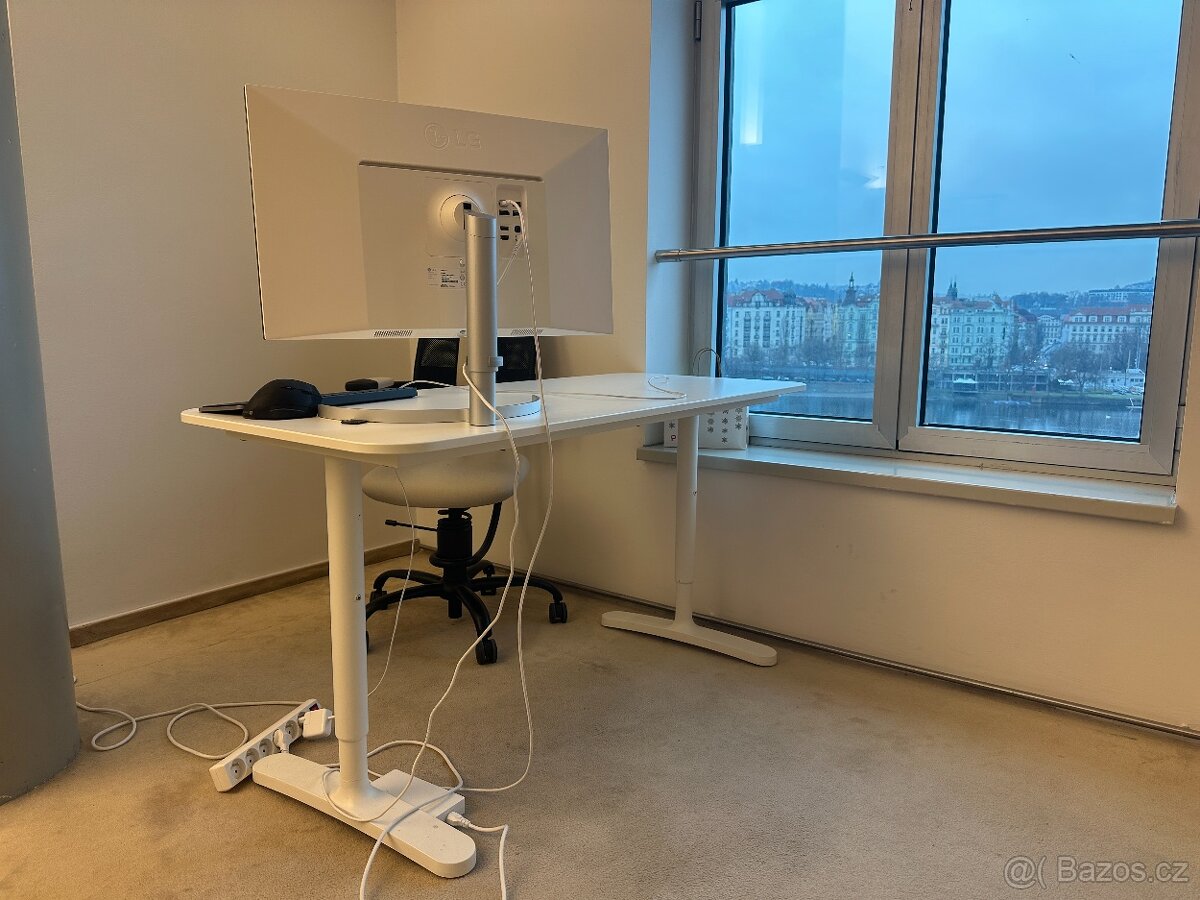 IKEA Bekant manuálně nastavitelné stoly – více kusů - Praha