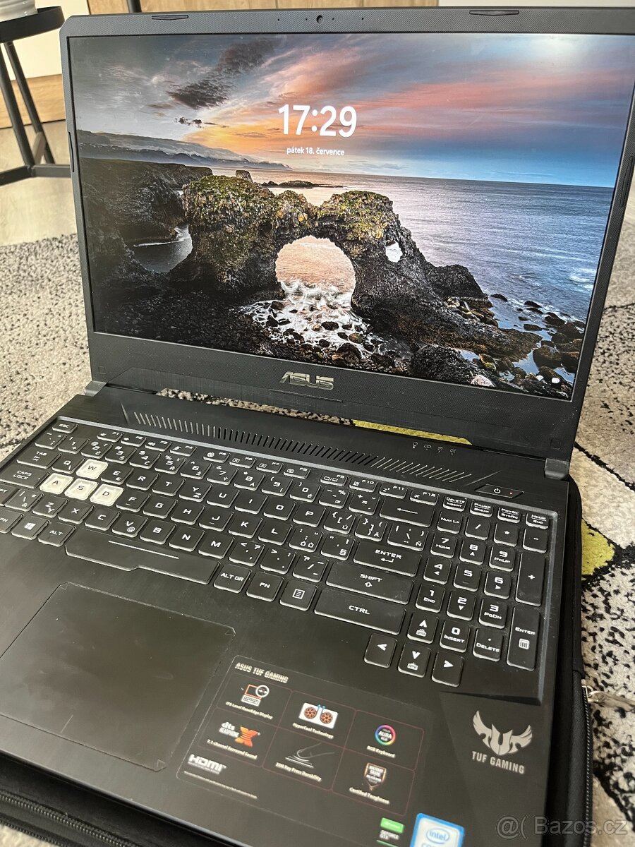 Výkonný herní notebook ASUS TUF Gaming FX505GT + 2 brašny