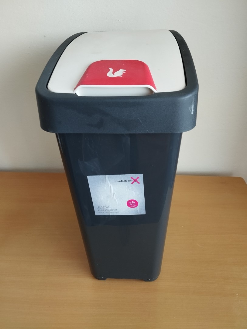 Dva odpadkové koše (plast) za cenu jednoho.