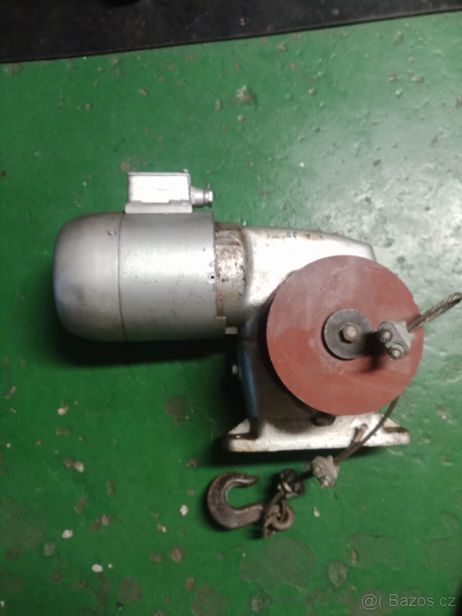 Elektromotor s převodovkou a bubnem s lanem