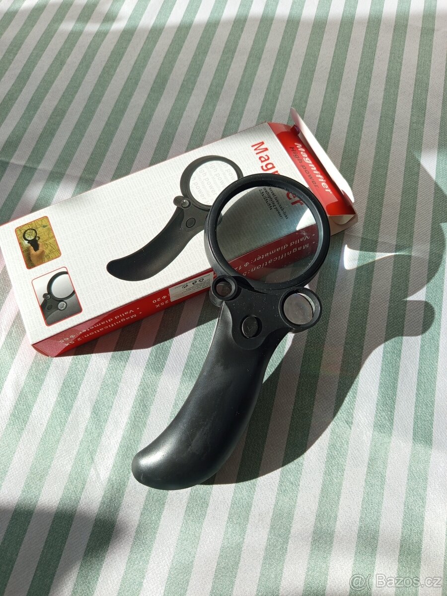 Lupa na čtení s LED osvětlením