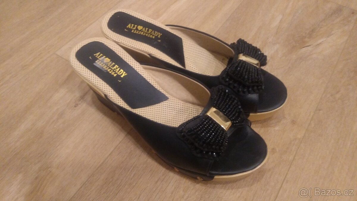 Nové sandály na klínku
