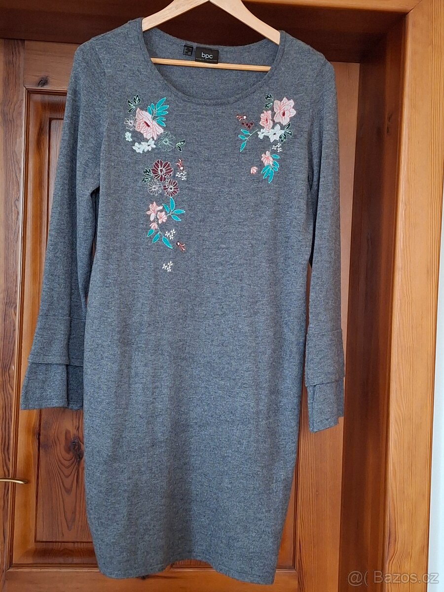 Slabší úpletové šaty s výšivkou