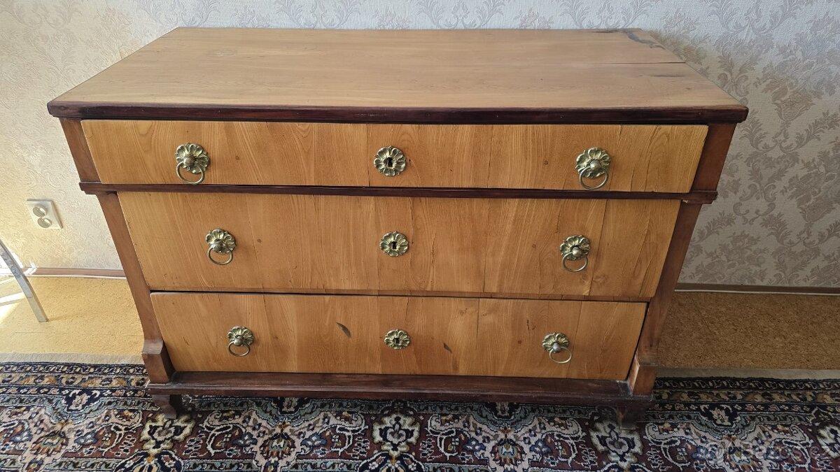 Starožitná komoda, r. 1800 - 1850.