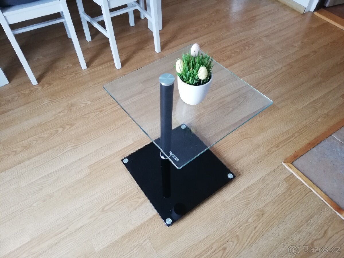 Skleněný stolek