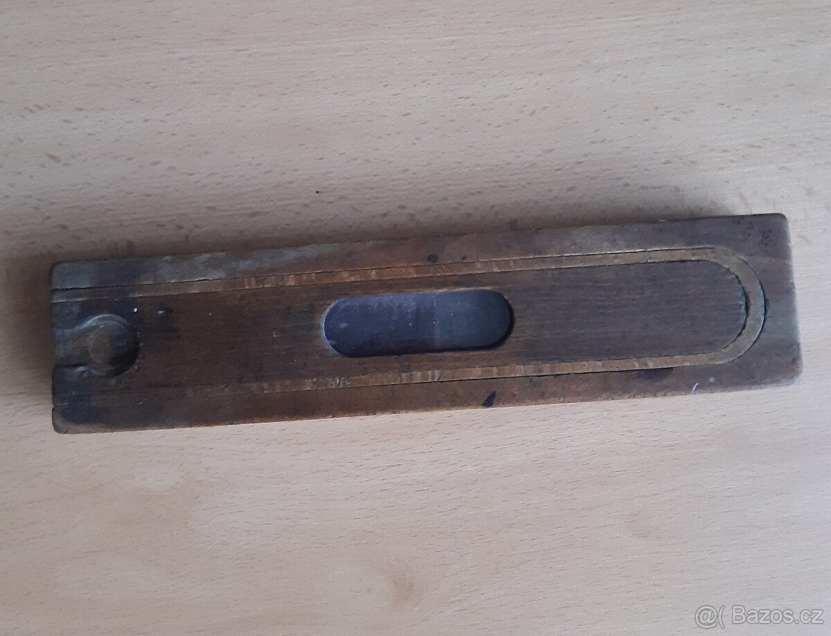 starožitný dřevěný penál