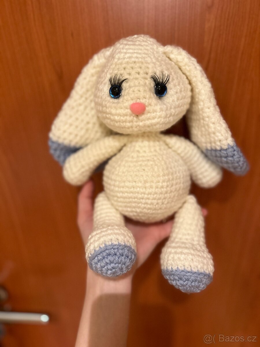 Háčkovaný králíček s dlouhými oušky – ručně vyrobená hračka