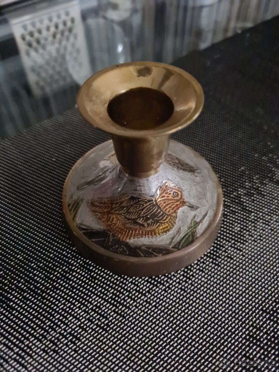 Starý mosazný svícen s motivem