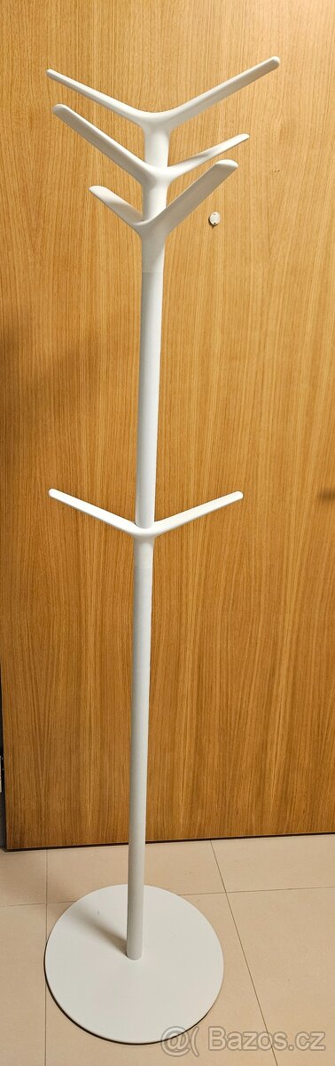 Kovový věšák na oblečení