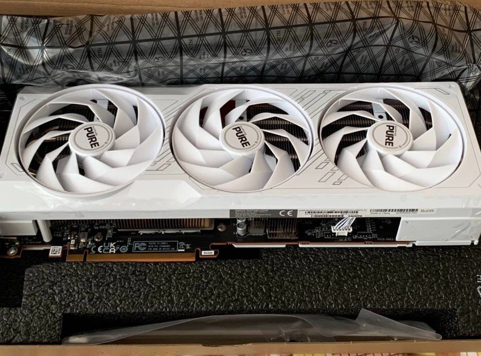 Radeon RX 7700 XT- Sapphire PURE