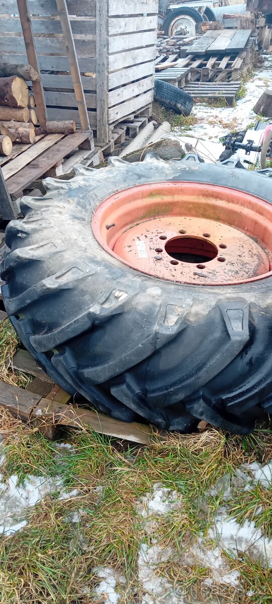 Prodam kolo 18.4 -30 priblizně 80 procent pneu