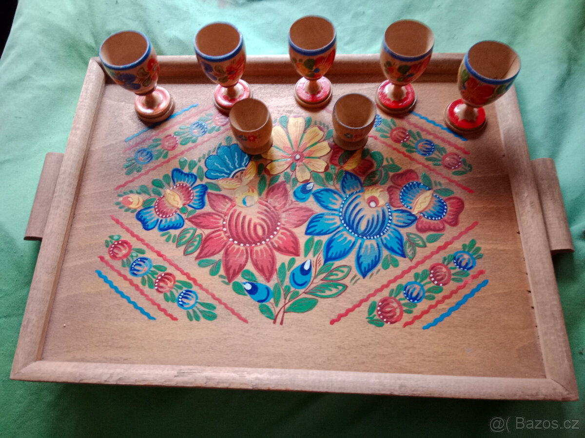 Ručně malovaný tác s pohárky