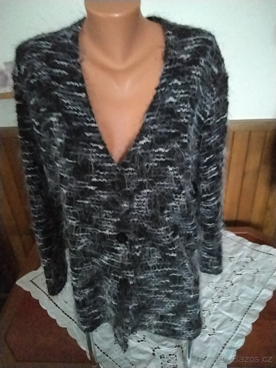 Nový nadměrný kardigan