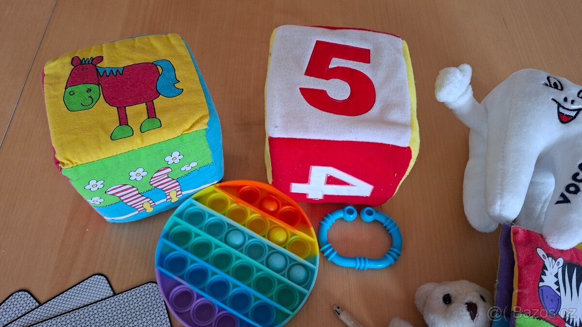Set hraček - kostka, knížka, karty, popit, provlékačka, zub