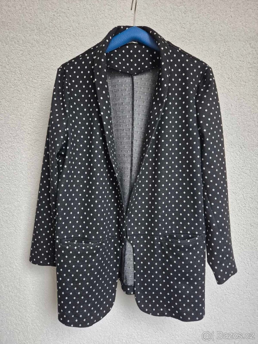 Dámský krátký černý kabát s puntíkama