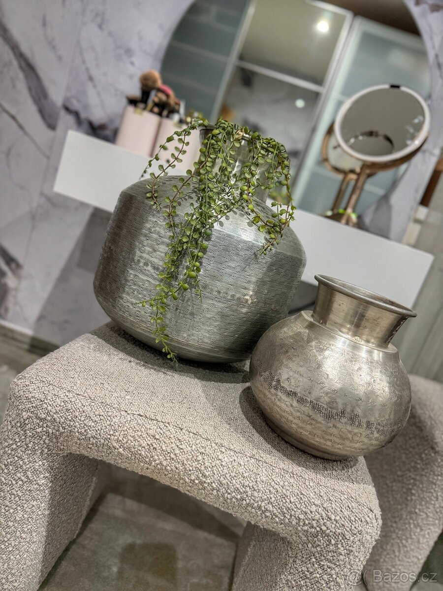 Krásné, plechové vázy + uměla rostlina