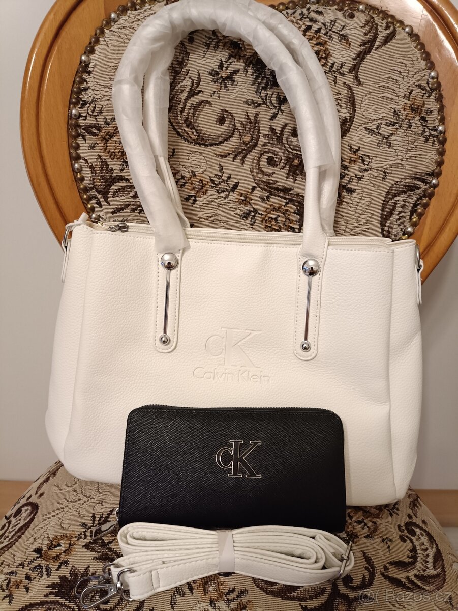 Kabelka Calvin Klein s peněženkou a popruhem.