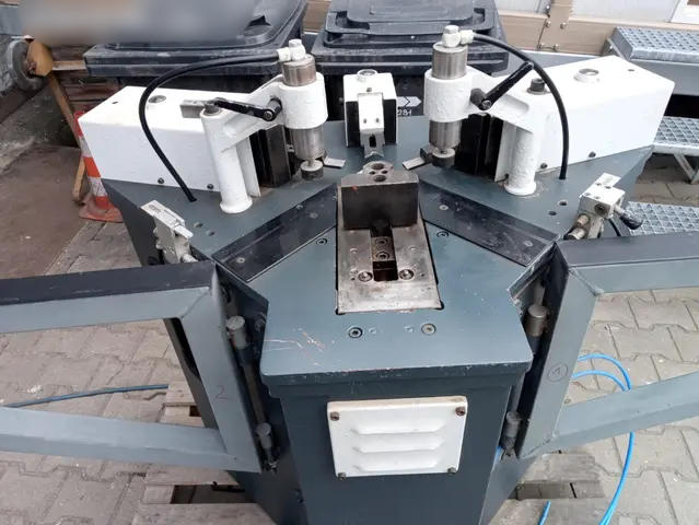 Rohovaci lis pressta eisele pv 8 k vyrobe oken a dveri