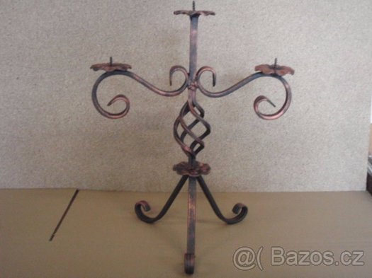 Originální kovový svícen na 3 svíčky. Měděná patina