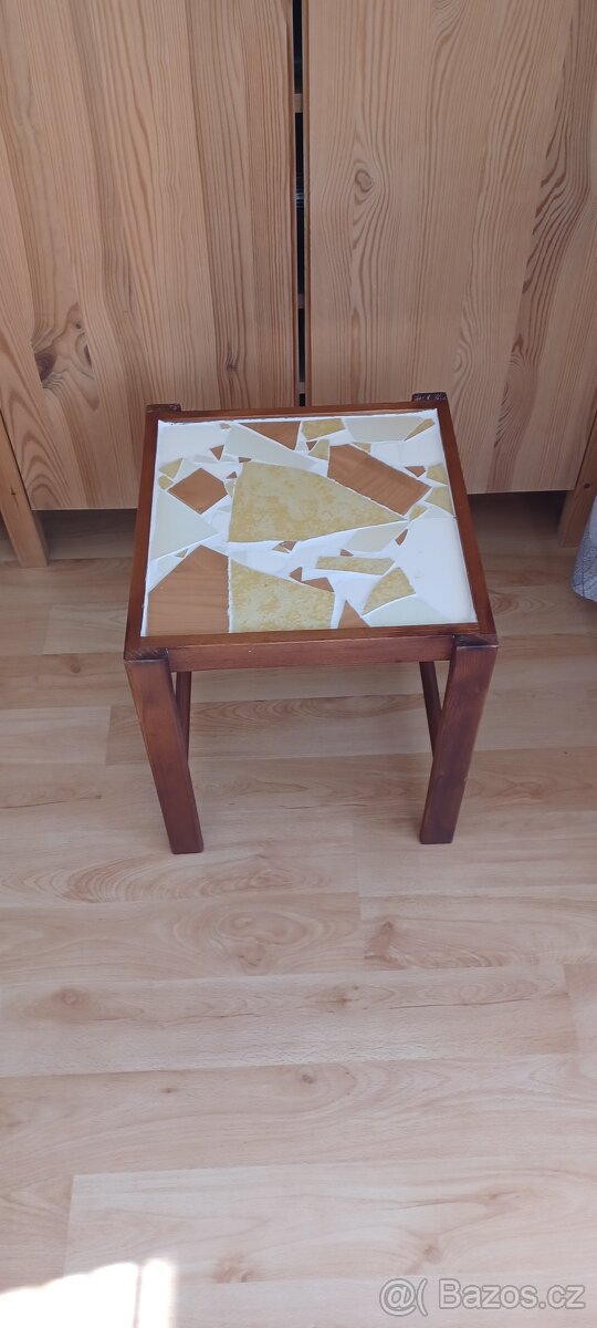 Odkládací dřevěný ručně zdobený stolek