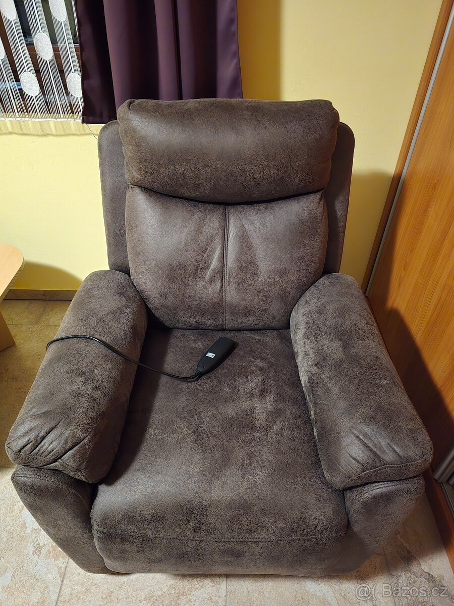 Křeslo pro seniory se zvedací funkcí