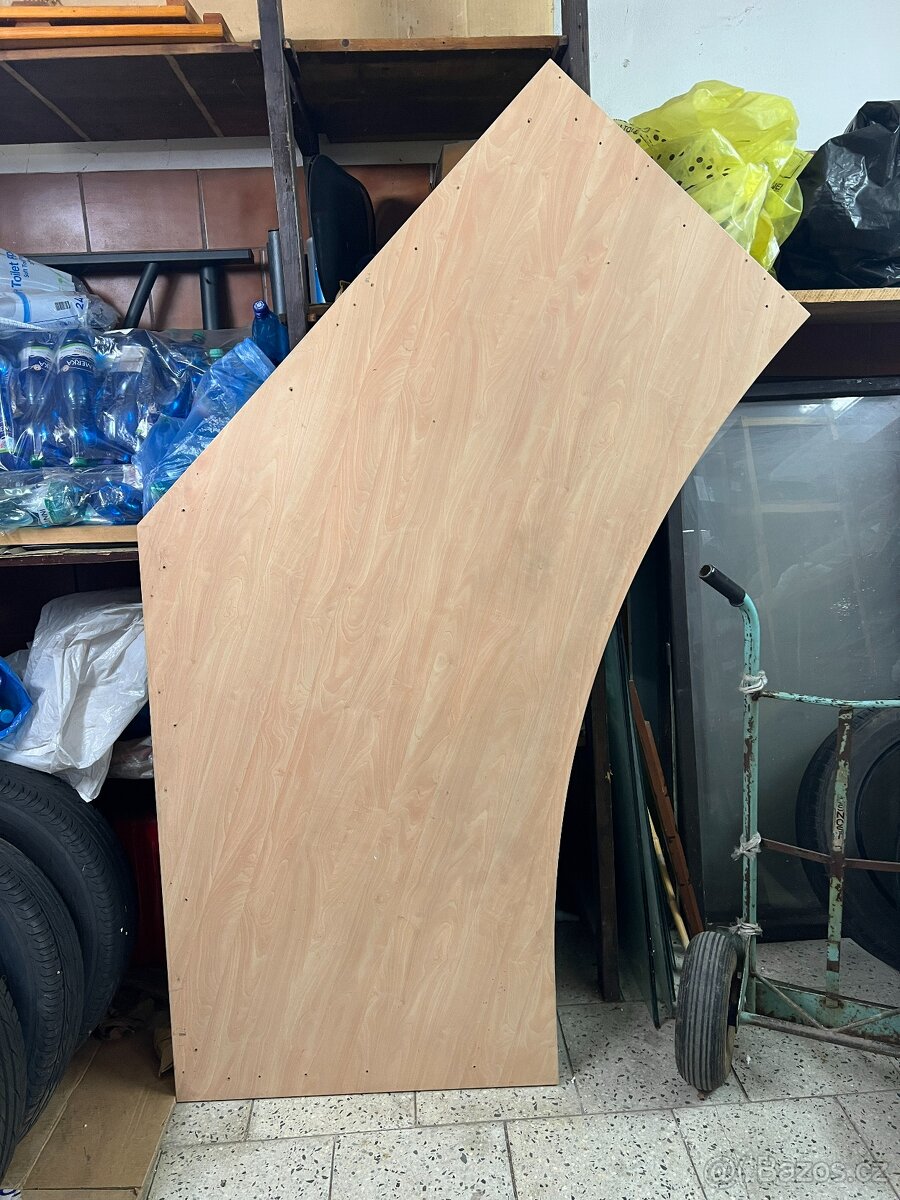 STŮL, - DO PROSTORU,