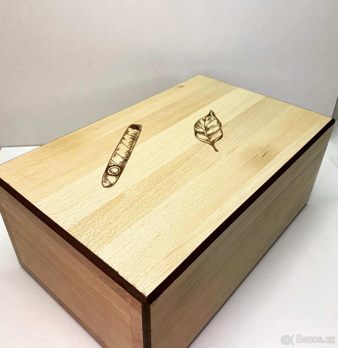 Humidor s vygravírovanými motivy