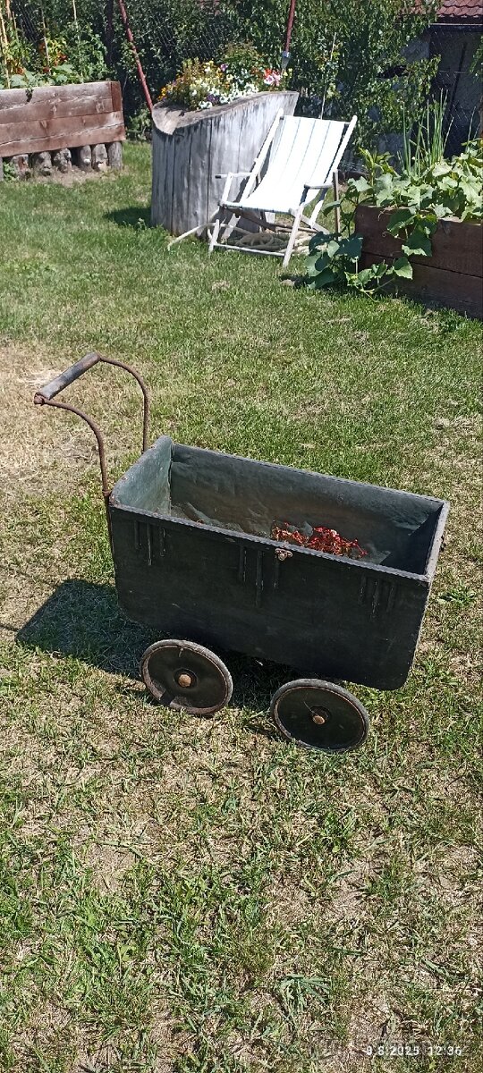 Starožitný kočárek na panenky