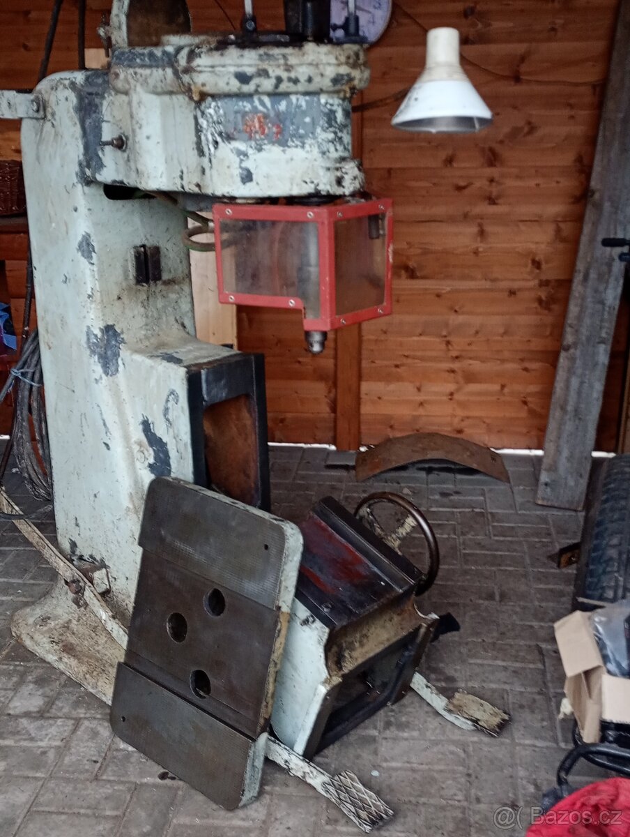 Sloupová vrtačka, strojní pila, strojní bruska