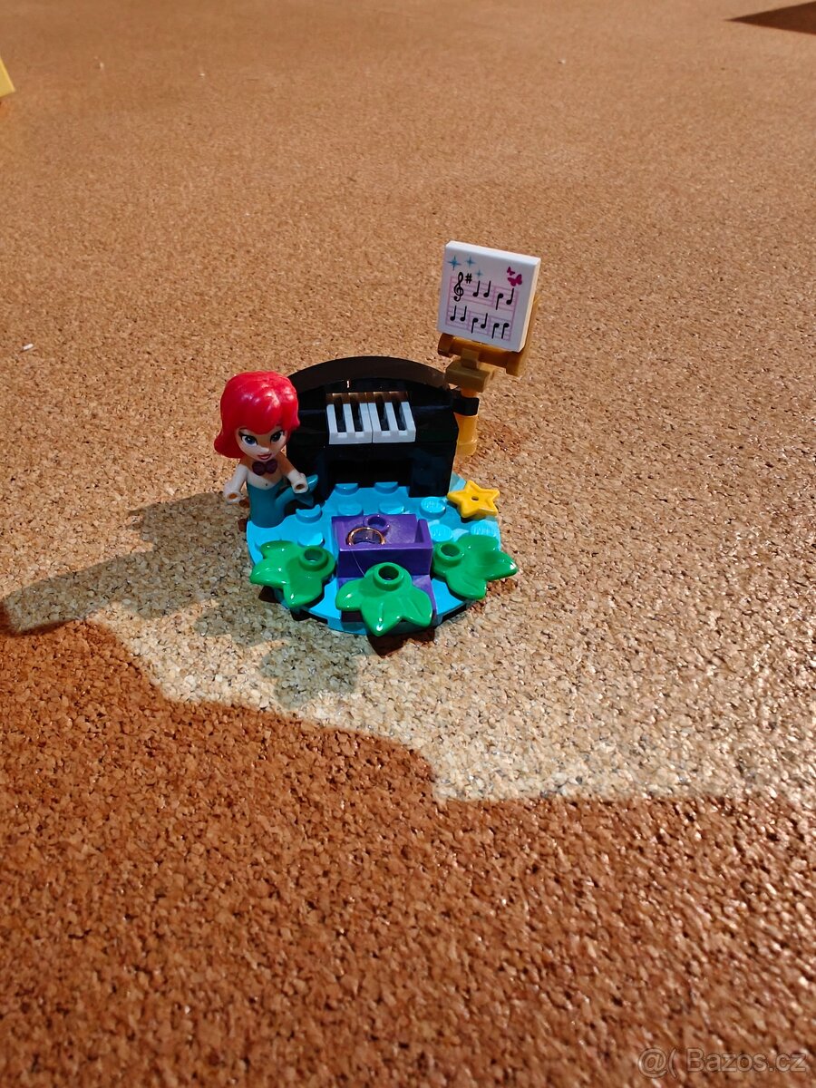 Malá Ariel s klavírem