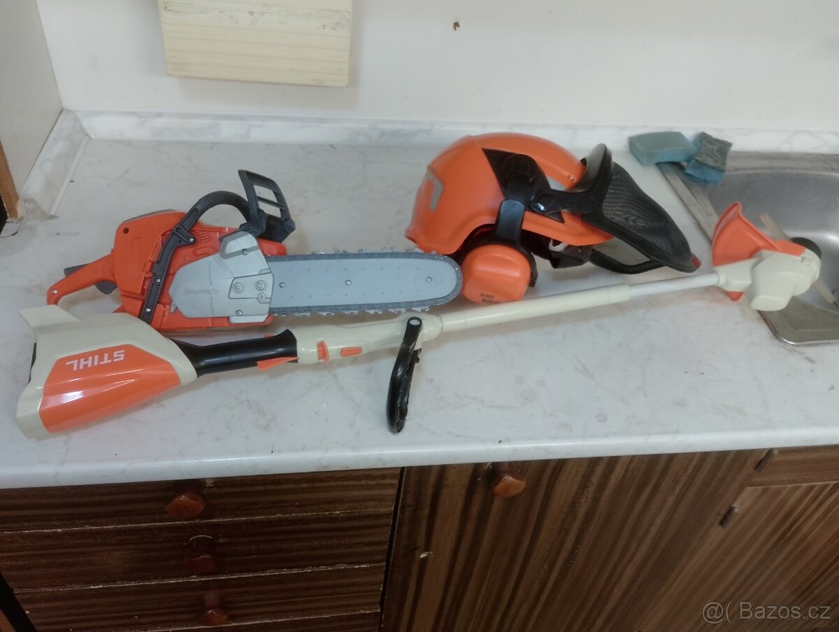 Dětská pila, křovinořez a helma