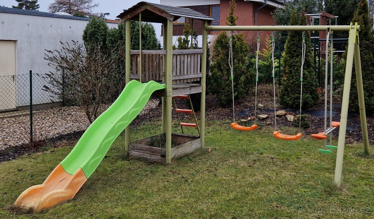 Dětský domeček a houpačky