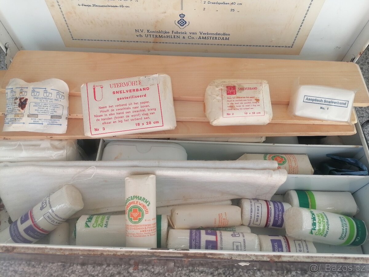 75 let stará lékárnička