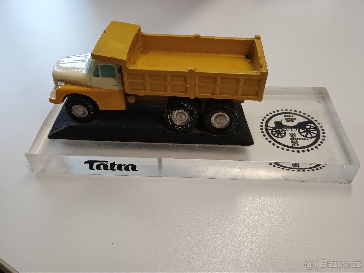 Kovový model Tatra 148 na podstavci - retro