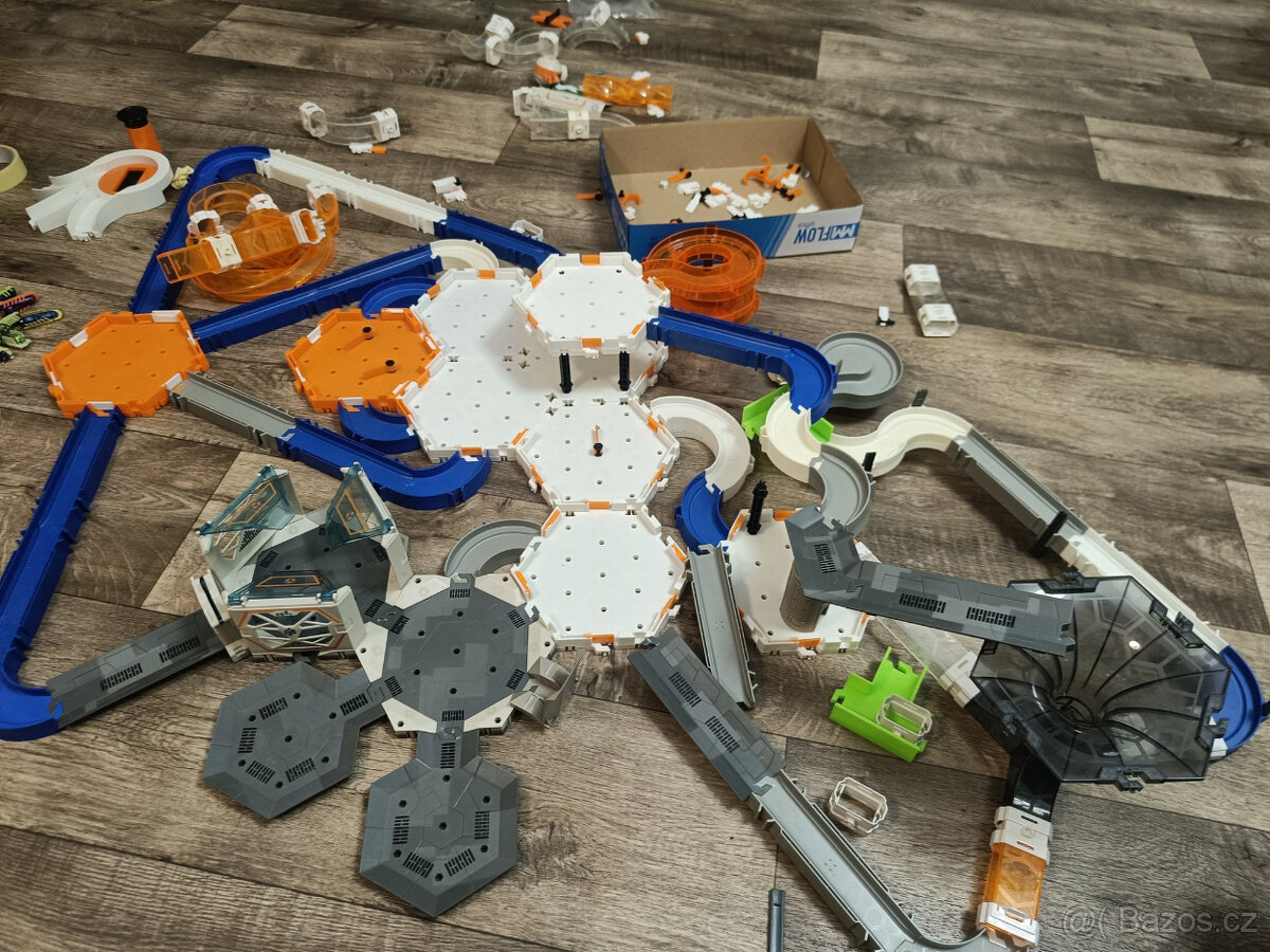 Hexbug nano - více stavebnic (Space station, slingshot,..)