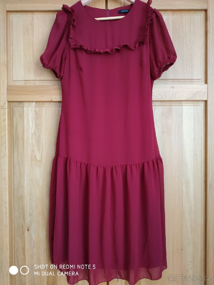 Nové vínové šaty