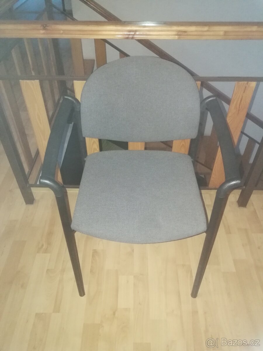 kovová polstrovaná židle s područkami