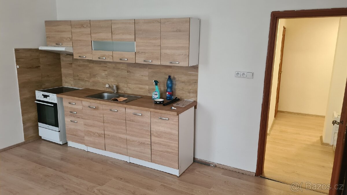 Pronajmu byt v Oseku ve starším domě