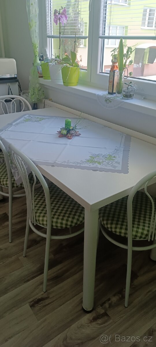 Jídelní stůl se 4 židlemi, Zarezervovano