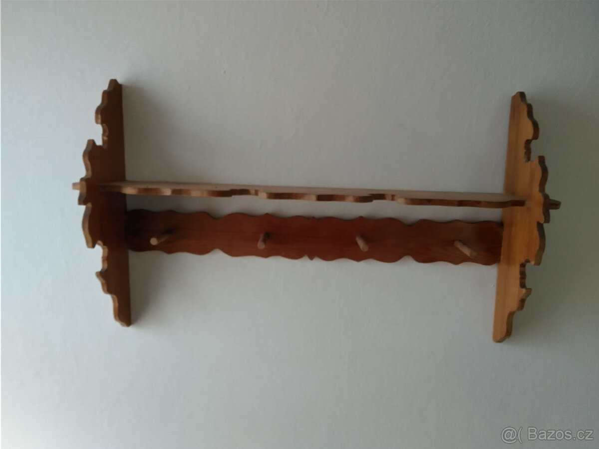 Dřevěná vyřezávaná polička