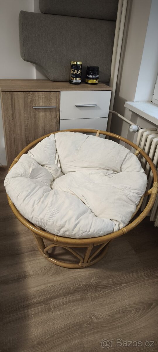 Ratanové křeslo s polstrem