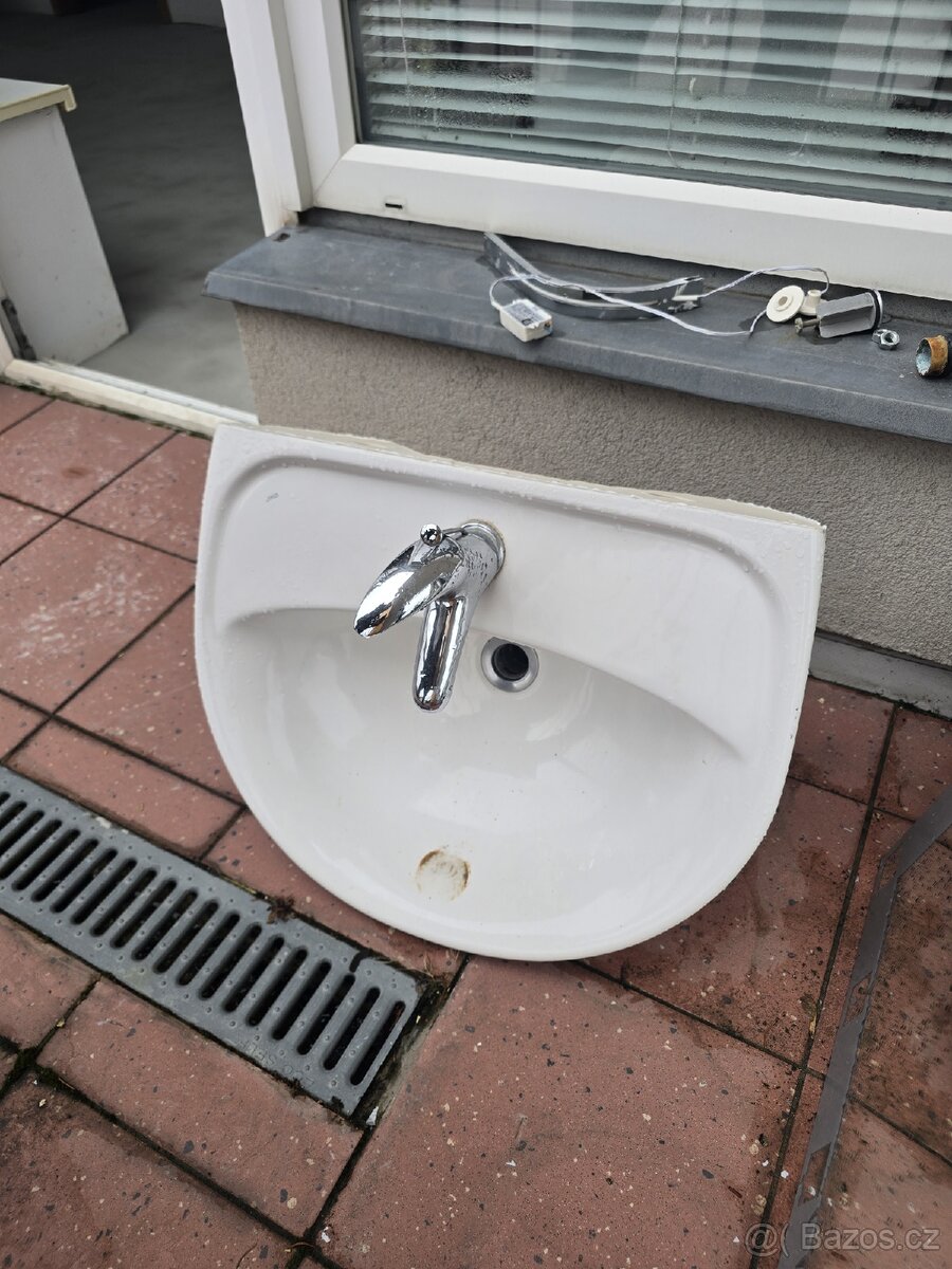 umyvadlo s baterií