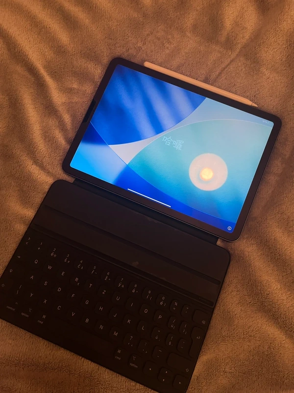 iPad Air (5. generace), apple pencil, Smart keyboard folio