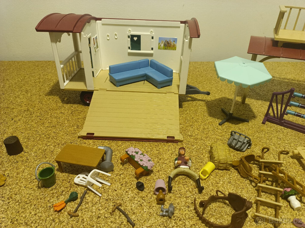 Schleich 72141 - Tajný výcvik v karavanu