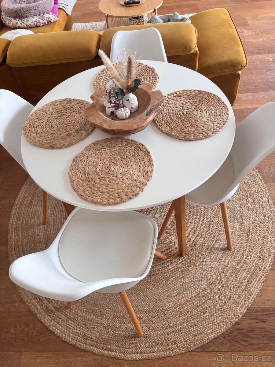 Set židlí a jídelního stolu