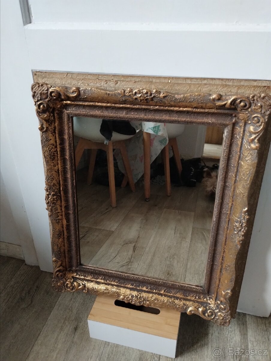 Starožitné zrcadlo v dřevěném rámu