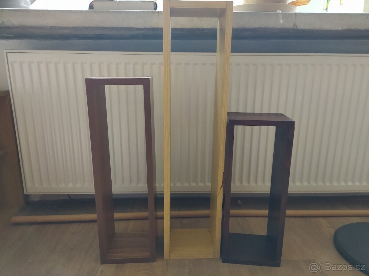 Polička , stojan na CD