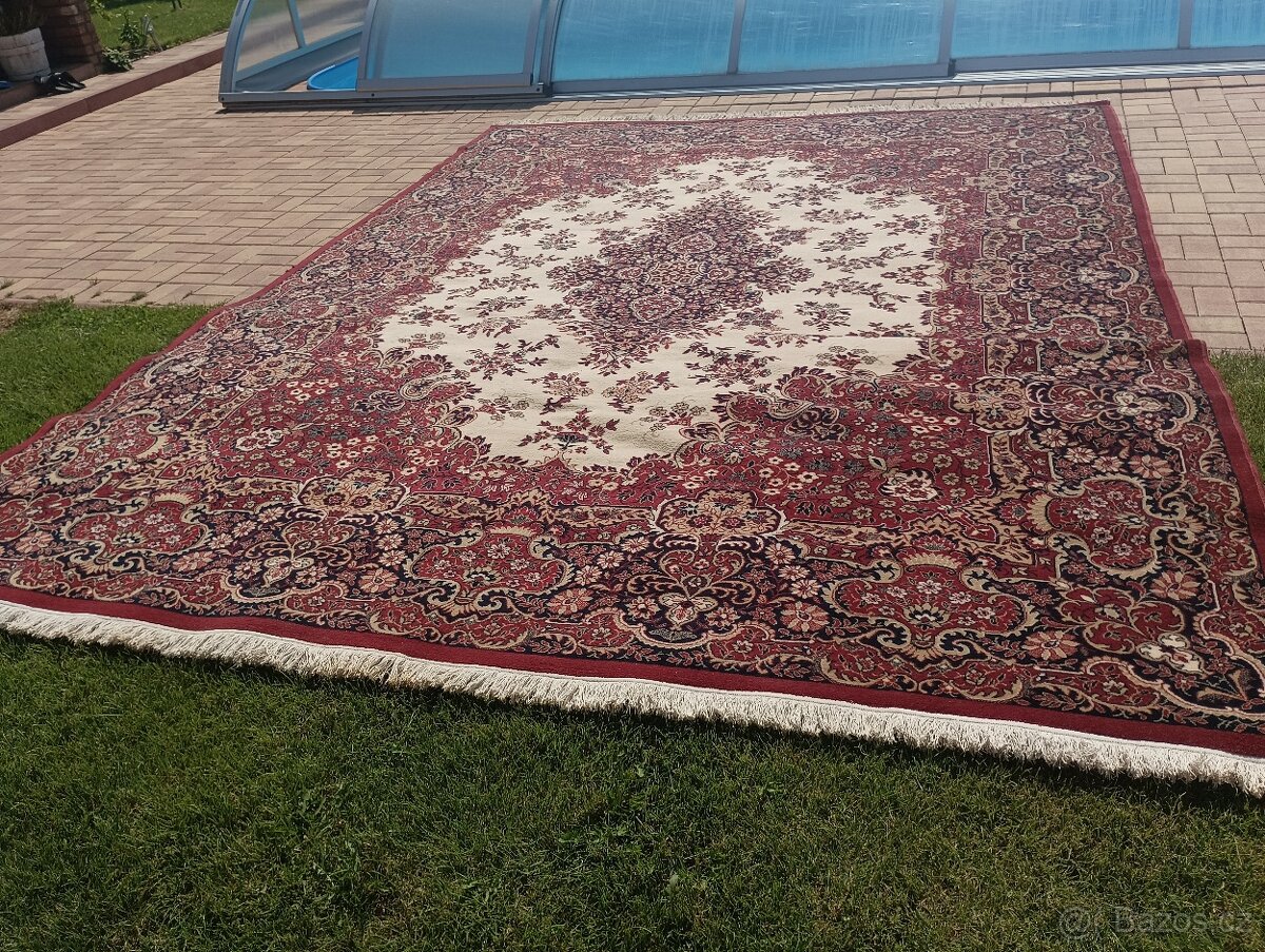 Perský koberec 405 x 305 cm.