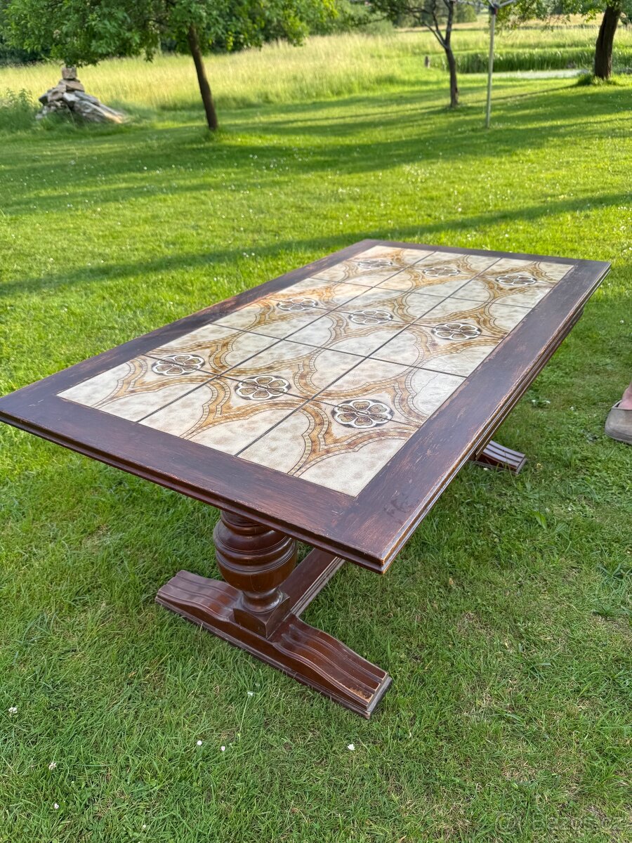 Dubový stůl se zdobenou keramickou dlažbou